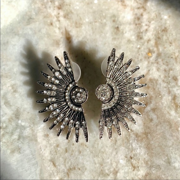 Antiqued Silver Gatsby Earrings! - Picture 3 of 4